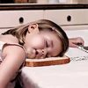 Một loại gối kiểu mới vừa được cô bé này phát minh, chiếc bánh gối này có vẻ rất hiệu quả để mang tới một giấc ngủ ngon. (Nguồn: dailymail)