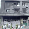 Một ngày sau vụ cháy, hàng trăm cư dân sinh sống tại 2 tòa CT4 Khu đô thị Xa La đã trở lại đây để lấy đồ đạc trong nhà. (Ảnh: Nhóm PV/Vietnam+)