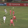 Vũ Văn Thanh bất ngờ tung ra một cú sút nhằm vào góc xa khung thành của thủ môn Hà Nội FC.