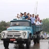 Xe tải Zil 130 cứu nguy đô thị Cổ Nhuế chìm trong biển nước. (Ảnh: Minh Sơn/Vietnam+)