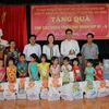 Quỹ Khí phách Việt trao tặng 3.000 phần quà và 100 phần thưởng cho các cháu thiếu nhi. (Nguồn: BTC)