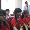 Các cô gái Việt Nam cũng nổi bật không kém với chiếc áo in hình lá cờ tổ quốc. (Ảnh: Tiến Đạt/Vietnam+)