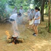 Đoàn thanh niên giao lưu Việt-Thái thử sức nấu cơm với nhiên liệu là rơm rạ. (Ảnh: CTV)