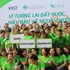 Hơn 1.000 tình nguyện viên tham gia dọn vệ sinh quanh khu vực hồ Bảy Mẫu. (Ảnh: Hùng Võ/Vietnam+)