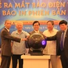 Các vị đại biểu nhấn nút ra mắt Báo điện tử Thế giới & Việt Nam. (Ảnh: Tiến Đạt/Vietnam+)