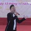 Tùng Dương hát live tặng thầy cô giáo trường cũ. (Ảnh: Tùng Lâm/Vietnam+)