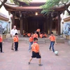 Hoàng tử Anh William đã tới thăm các em học sinh trường tiểu học Hồng Hà và tham gia chơi bóng ma cùng các em. (Ảnh: Minh Sơn/Vietnam+)