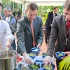 Đại sứ Pháp tại Việt Nam, ngài Bertrand Lortholary trổ tài nấu món Phở. (Ảnh: Minh Sơn/Vietnam+)