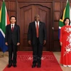 Đại sứ Hoàng Văn Lợi và phu nhân chụp ảnh cùng Tổng thống Nam Phi Cyril Ramaphosa. (Ảnh: Phi Hùng/Phóng viên TTXVN tại Nam Phi)