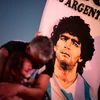 Người hâm mộ bày tỏ niềm tiếc thương trước sự ra đi của huyền thoại bóng đá Diego Maradona, tại Buenos Aires, Argentina ngày 25/11/2020 (Ảnh: AFP/TTXVN)