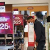Người dân chọn mua hàng hóa tại trung tâm thương mại ở New York, Mỹ, ngày 27/11/2020. (Ảnh: THX/ TTXVN)