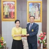 TS Trương Thị Hằng trao tặng sách cho PGS. TS. Kittisak Samuttharak, Hiệu trưởng Đại học Rajabhat Lampang (Ảnh: Hữu Kiên/TTXVN)
