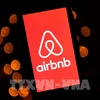 Biểu tượng dịch vụ đặt phòng trực tuyến Airbnb trên màn hình điện thoại. Ảnh: AFP/ TTXVN
