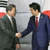 Thủ tướng Nhật Bản Shinzo Abe (phải) và Tổng thống Hàn Quốc Moon Jae-in (Nguồn: Reuters) 