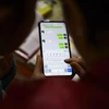 Người dân sử dụng ứng dụng WeChat tại Ngân Xuyên, khu tự trị Ninh Hạ, Trung Quốc, ngày 10/11/2020. Ảnh: THX/ TTXVN