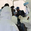 Nhân viên y tế làm việc tại điểm xét nghiệm COVID-19 dã chiến ở Seoul, Hàn Quốc, ngày 26/12/2020. Ảnh: Yonhap/TTXVN 