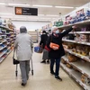 Người dân mua nhu yếu phẩm tại một siêu thị ở London, Anh. (Ảnh: THX/TTXVN) 