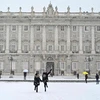 Tuyết rơi dày bên ngoài Cung điện Hoàng gia ở Madrid, ngày 08/01/2021 (Ảnh: AFP)