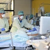 Điều trị cho bệnh nhân nhiễm COVID-19 tại bệnh viện ở Aachen, tây Đức. (Ảnh: AFP/TTXVN) 