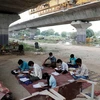 Sau khi Ấn Độ đóng cửa toàn bộ trường học từ tháng 3 vừa qua, nhiều học sinh không có điều kiện tiếp cận internet đã tham gia lớp học ngoài trời. (Ảnh: Reuters) 