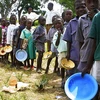 Trẻ em xếp hàng chờ nhận thực phẩm cứu trợ tại Châu phi (Ảnh: AFP/TTXVN) 