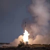 Tên lửa được phóng từ hệ thống S-400 của Nga tại căn cứ quân sự Ashuluk. (Ảnh: AFP/TTXVN) 