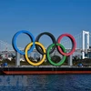 Biểu tượng của Olympic Tokyo tại Tokyo, Nhật Bản. (Ảnh: AFP/TTXVN) 