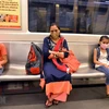 Người dân đeo khẩu trang phòng lây nhiễm COVID-19 khi đi tàu điện ngầm tại New Delhi, Ấn Độ. (Ảnh: THX/TTXVN) 