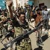 Các tay súng Houthi mới được tuyển dụng tại Sanaa, Yemen. (Ảnh: AFP/TTXVN) 