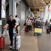 Hành khách di chuyển đến nhà ga trong nước để về quê đón Tết Nguyên đán 2021. (Ảnh: Tiến Lực - TTXVN)