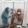 Tiêm thử nghiệm vắcxin ngừa COVID-19 của hãng dược phẩm Sinopharm (Trung Quốc) cho tình nguyện viên tại Lima, Peru . (Ảnh: AFP/TTXVN) 