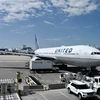 Máy bay Boeing 777-200 của hãng hàng không United Airlines tại sân bay quốc tế Denver, Colorado, Mỹ. (Ảnh: AFP/TTXVN) 