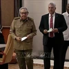 Bí thư thứ nhất Đảng Cộng sản Cuba Raul Castro (giữa, trái) và Chủ tịch Hội đồng Nhà nước và Hội đồng Bộ trưởng Cuba Miguel Diaz-Canel Bermudez (giữa, phải). (Ảnh tư liệu: AFP/TTXVN)
