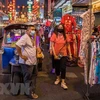 Người dân đeo khẩu trang phòng lây nhiễm COVID-19 tại Bangkok, Thái Lan, ngày 11/2/2021. (Nguồn: THX/TTXVN) 
