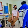 Tiêm vaccine phòng COVID-19 cho nhân viên y tế tại bệnh viện ở Sungai Buloh, gần Kuala Lumpur, Malaysia, ngày 3/3/2021. (Ảnh: THX/TTXVN) 