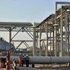 Công nhân làm việc tại nhà máy lọc dầu Abqaiq của Aramco ở Saudi Arabia. (Ảnh: AFP/TTXVN) 