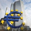 Biểu tượng đồng euro tại Frankfurt, Đức. (Ảnh: AFP/TTXVN) 