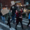 Những người trẻ tuổi tham gia tuần hành biểu thị tình đoàn kết với người Mỹ gốc châu Á tại New York, Mỹ. (Ảnh: THX/TTXVN) 