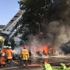 Lực lượng cứu hộ dập tắt đám cháy sau vụ đánh bom nhà thờ ở Đông Java, Indonesia. (Ảnh: Reuters) 