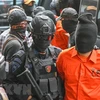 Cảnh sát bắt giữ những kẻ tình nghi khủng bố ở Jakarta, Indonesia. (Ảnh: AFP/TTXVN)