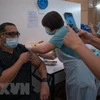 Tiêm chủng vaccine ngừa COVID-19 cho nhân viên y tế tại Subang Jaya, Malaysia. (Nguồn: AFP/TTXVN)