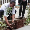 Thủ tướng Ethiopia Abiy Ahmet tham gia trồng cây xanh cùng người dân.(Ảnh: The Guardian)