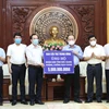 Đoàn Ủy ban Trung ương Mặt trận tổ quốc Việt Nam trao biểu trưng 5 tỷ đồng cho đại diện tỉnh Bắc Giang. (Ảnh: Danh Lam-TTXVN)