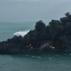 Khói bốc lên sau vụ cháy lớn trên tàu chở hàng X-Press Pearl ngoài khơi Sri Lanka, ngày 26/5/2021. (Ảnh: AFP/TTXVN)