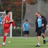Huấn luyện viên Park Hang-seo tham gia khởi động cùng các cầu thủ. (Ảnh: Hoàng Linh/TTXVN)