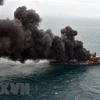 Khói bốc lên sau vụ cháy lớn trên tàu chở hàng X-Press Pearl ngoài khơi Sri Lanka, ngày 25/5/2021. (Nguồn: THX/TTXVN) 