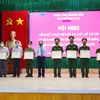 UBND tỉnh Khánh Hòa trao thưởng cho các tập thể và cá nhân có thành tích xuất sắc trong thực hiện đề án. (Ảnh: Phan Sáu - TTXVN)
