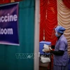 Nhân viên y tế làm việc tại phòng tiêm vaccine phòng COVID-19 ở Kathmandu, Nepal. (Ảnh: THX/TTXVN)