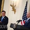 Tổng thống Mỹ Joe Biden (phải) và Tổng thống Hàn Quốc Moon Jae-in tham dự cuộc họp báo chung sau cuộc gặp ở Washington, DC, Mỹ, ngày 21/5/2021. (Ảnh: AFP/TTXVN) 