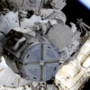 Phi hành gia người Pháp Thomas Pesquet và phi hành gia NASA Shane Kimbrough đã tham gia vào một chuyến đi bộ ngoài không gian vào ngày 16-6 để trang bị cho Trạm vũ trụ quốc tế những tấm pin mặt trời mới. (Ảnh cắt từ clip của NASA.)